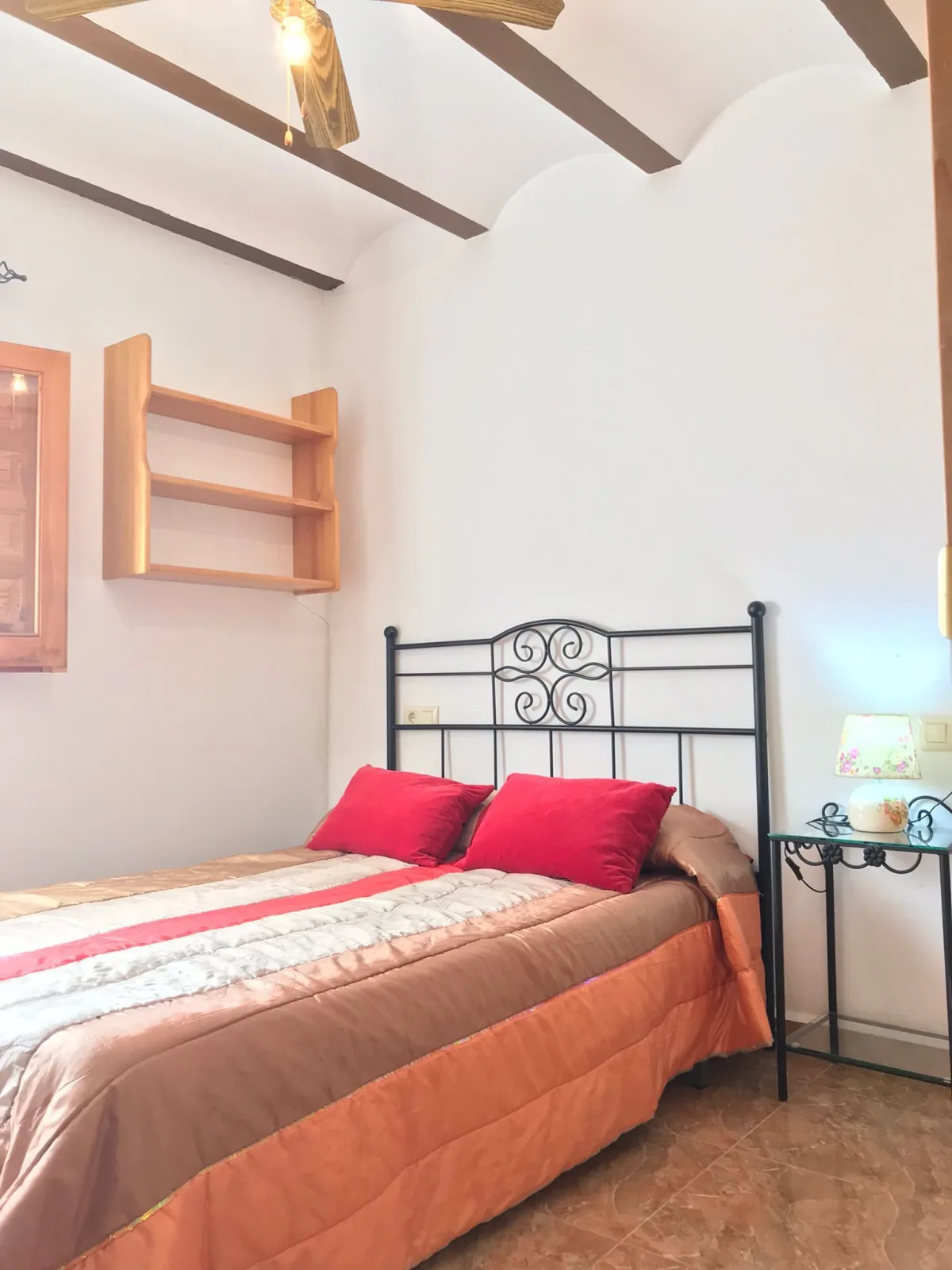 Dormitorio luminoso con ventana y contraventana verde