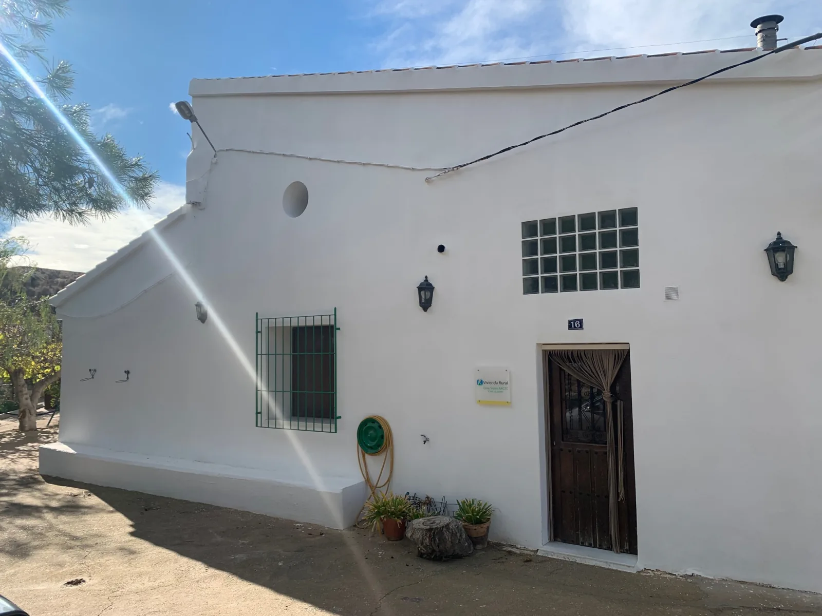 Fachada blanca del cortijo andaluz