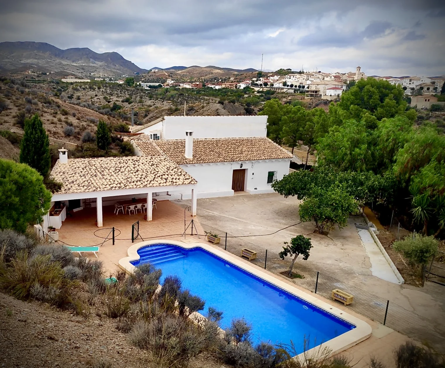Cortijo andaluz de Casa Teatro Raíces con piscina y vistas al campo de Taberno