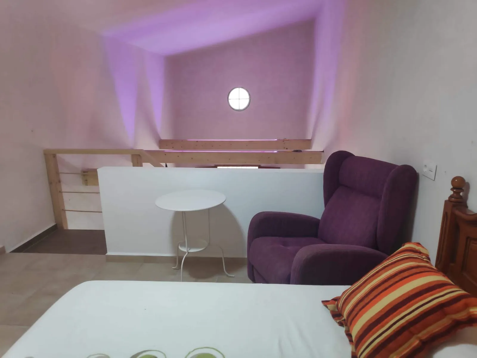 Salón multiusos de la casa con iluminación cálida