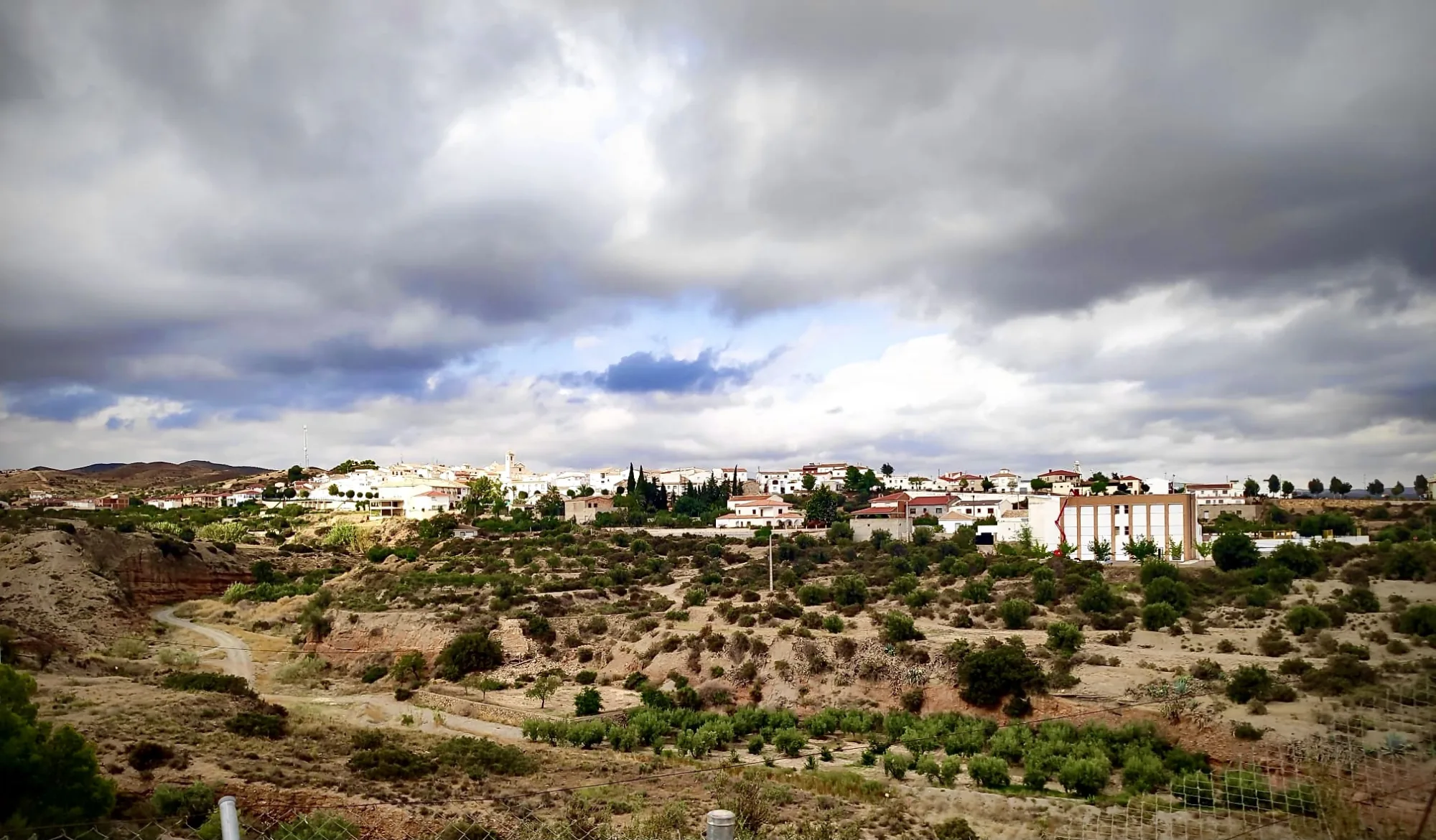 Panorámica del pueblo de Taberno desde la rambla